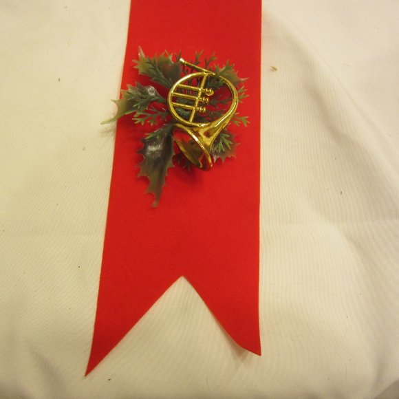 VTG 70'S RED RIBBON DOOR HANGER W/PLASTIC SNOWMAN & INSTRUMENTS & GREENS - Picture 4 of 5